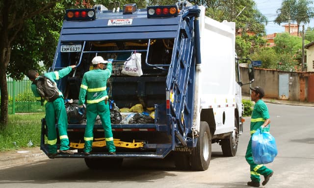 Lixo acumulado em rua de bairro periférico em Santo Antônio de Jesus, Bahia