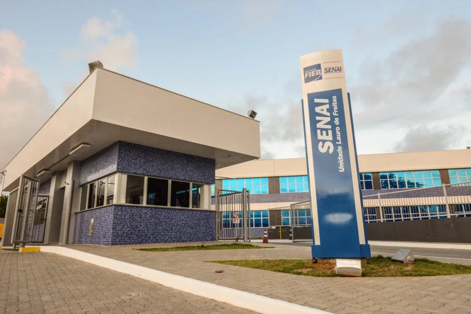 Pessoas em sala de aula em curso profissionalizante gratuito em Salvador