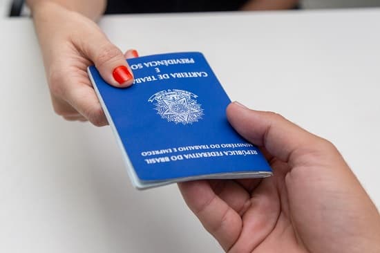 Pessoas em fila em posto de atendimento da Fundat em Aracaju para buscar vagas de emprego