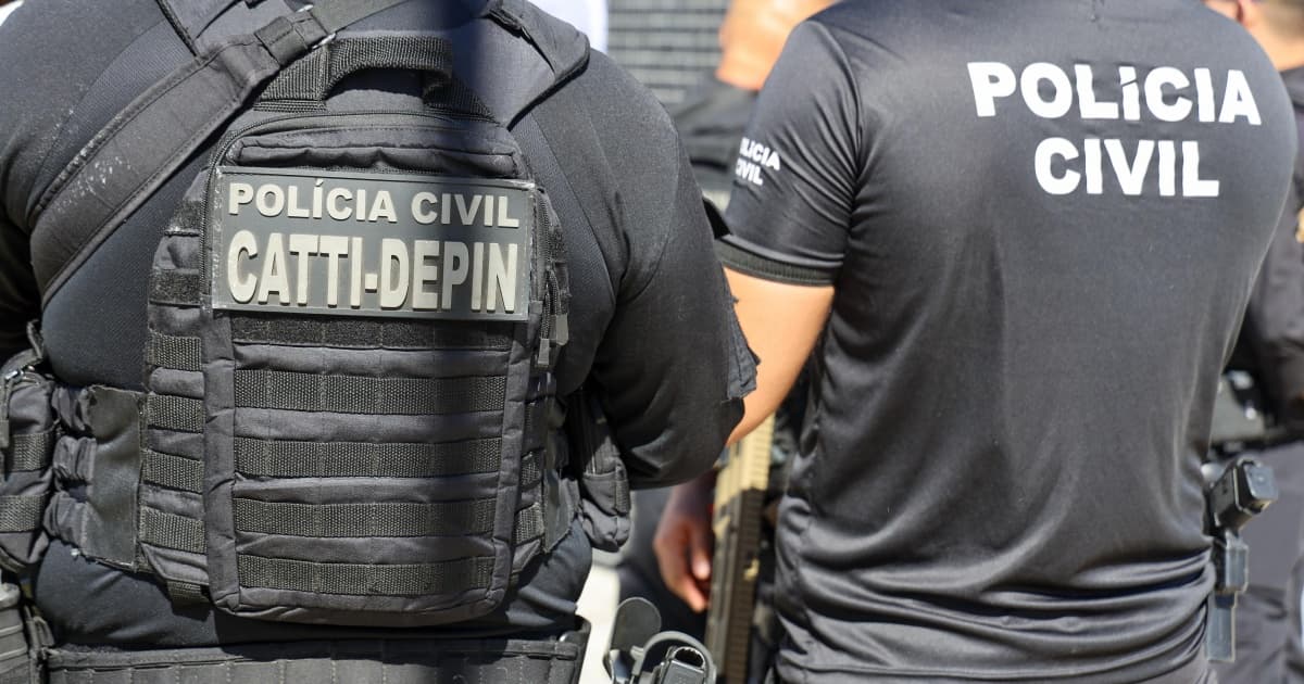 Policiais civis exibem celulares recuperados pela Operação Mobile 360° na Bahia