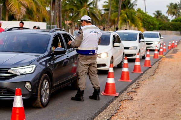 Agentes da Operação Lei Seca realizam blitz com etilômetro em rodovia de Alagoas