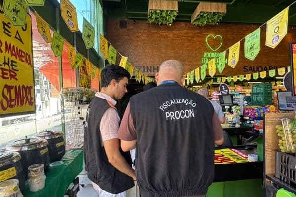 Fiscal do Procon inspecionando produtos em prateleira de supermercado