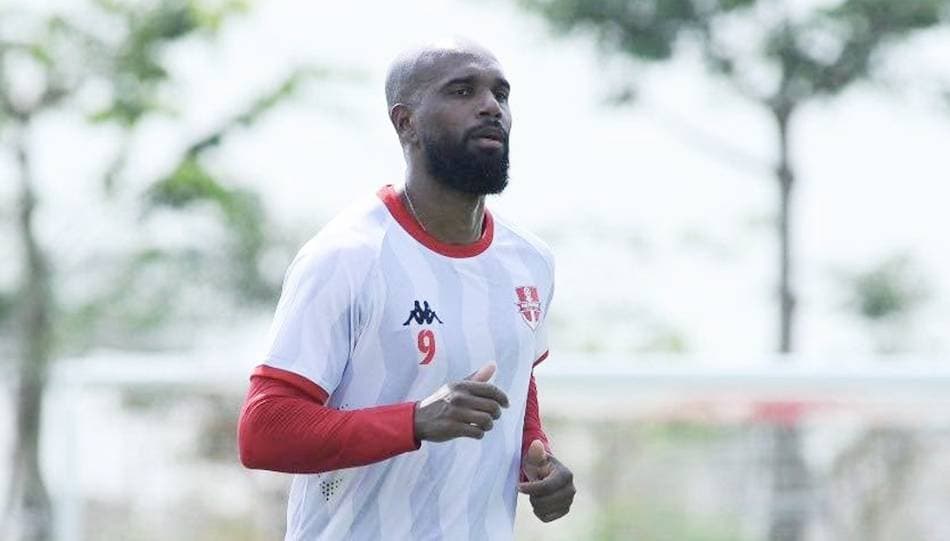 Volante Luiz Antônio com a camisa do Hai Phong, time da V-League do Vietnã