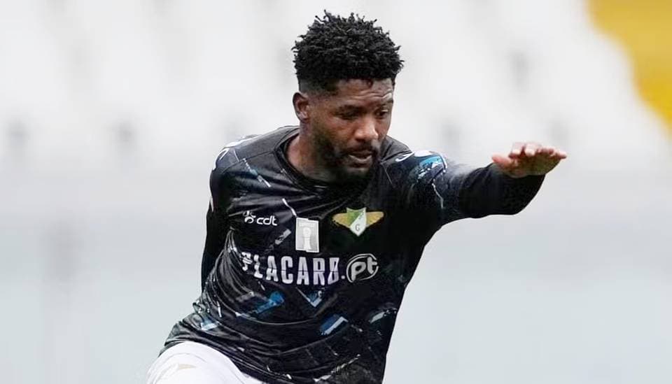 Lateral-direito em ação durante partida do Campeonato Brasileiro 2026