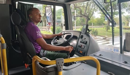Motorista profissional ao volante de ônibus de transporte coletivo