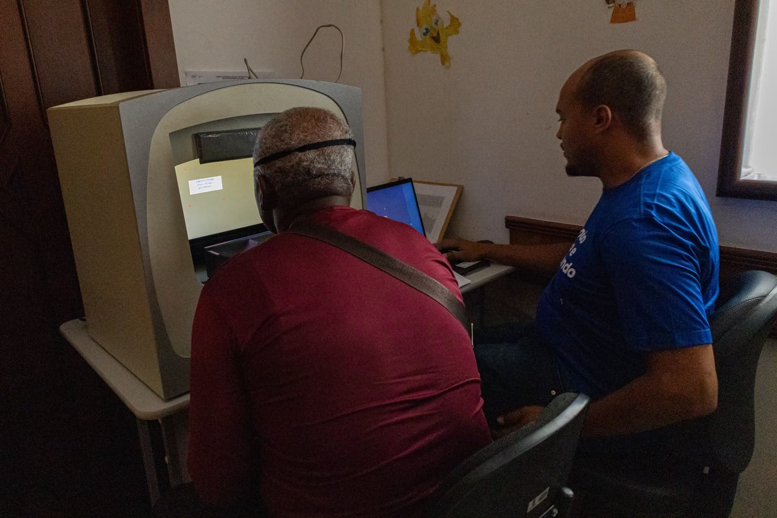 Profissional de saúde realizando exame oftalmológico em paciente durante mutirão de glaucoma em Santo Antônio de Jesus