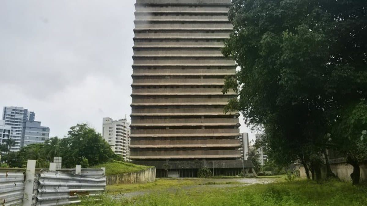 Fachada do antigo complexo dos Correios na Avenida Paulo VI, no bairro da Pituba, em Salvador