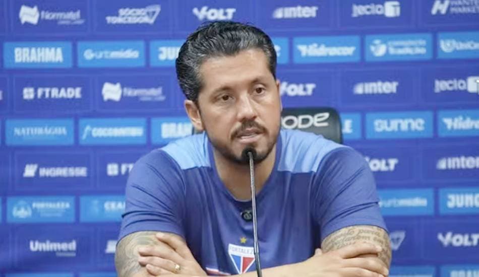 Técnico Thiago Carpini em coletiva de imprensa pelo Fortaleza Esporte Clube