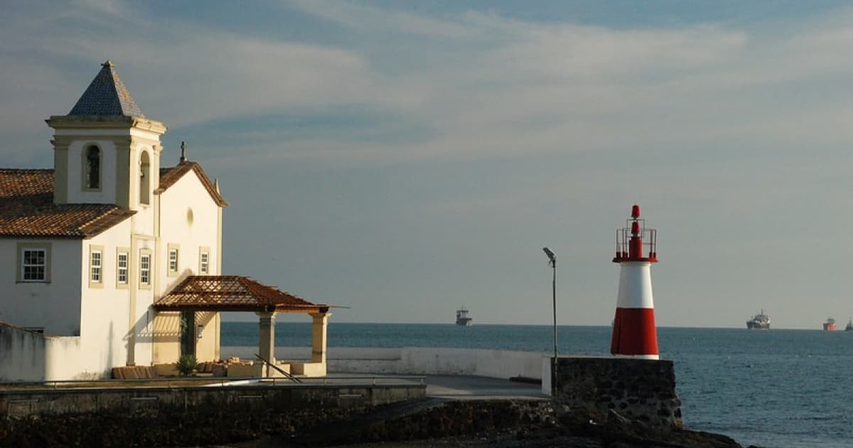 Vista aérea da Ponta do Humaitá com o Farol de Monte Serrat e a Baía de Todos-os-Santos ao fundo, em Salvador (BA)