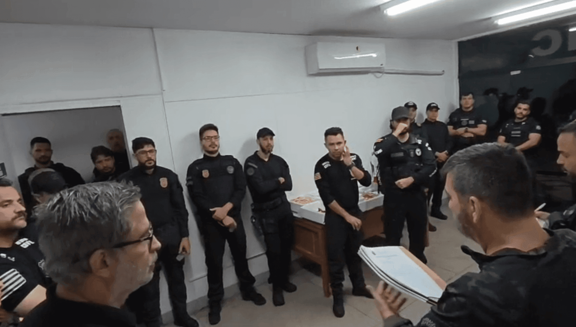 Policiais civis durante cumprimento de mandados de busca e apreensão em operação contra golpe do falso advogado