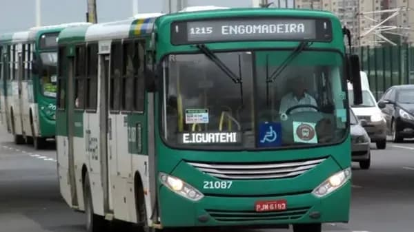 Ônibus parados na rua Silveira Martins durante bloqueio no bairro da Engomadeira, em Salvador