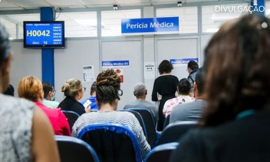 Fachada de agência do INSS com pessoas aguardando atendimento