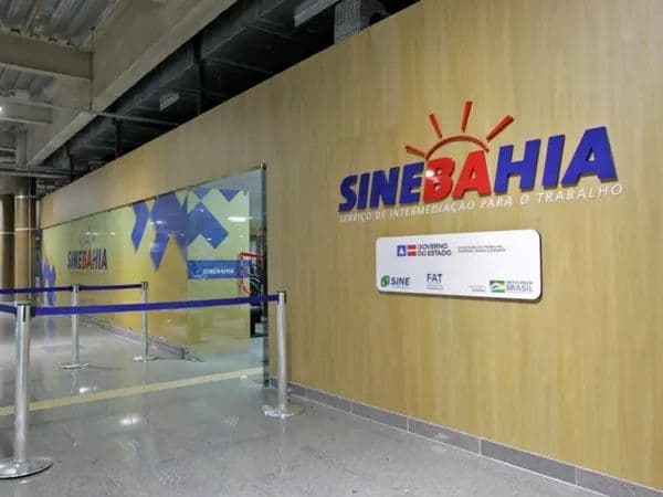 Pessoas aguardando atendimento em posto do SineBahia em Salvador