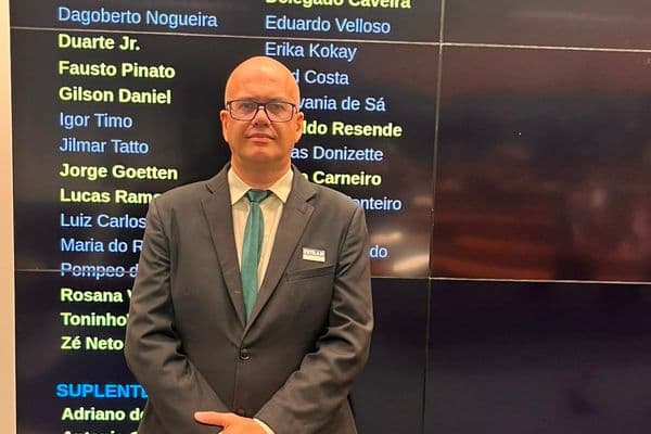 Carteira Nacional de Habilitação (CNH) sobre mesa com documentos de trânsito