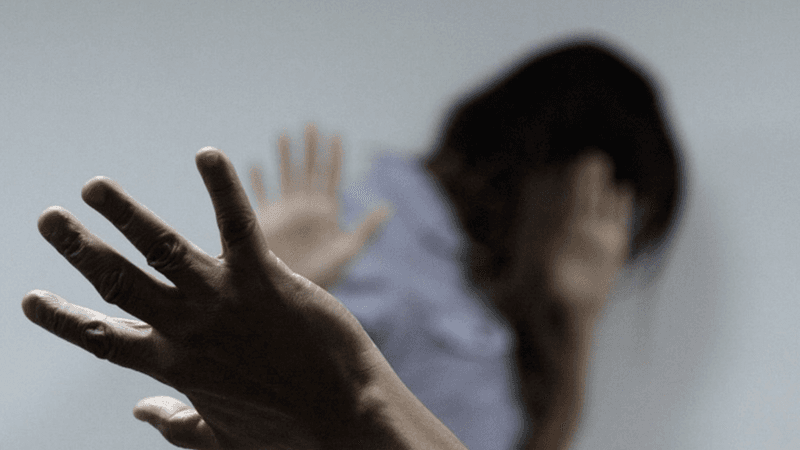 Viatura policial em frente a residência durante ocorrência de violência doméstica