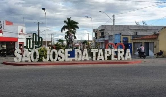 Viatura da Polícia Militar estacionada em rua residencial durante atendimento de ocorrência noturna