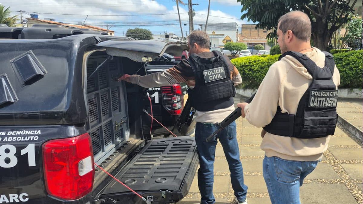 Viaturas da Polícia Civil da Bahia durante operação em Vitória da Conquista