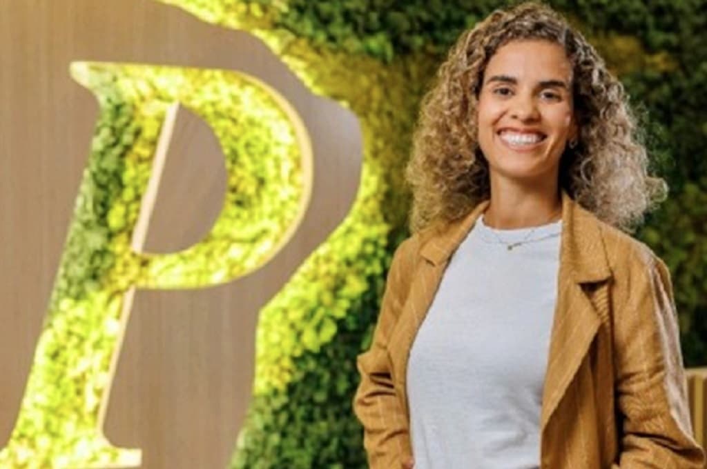 Profissional de óleo e gás em campo de produção terrestre no Nordeste