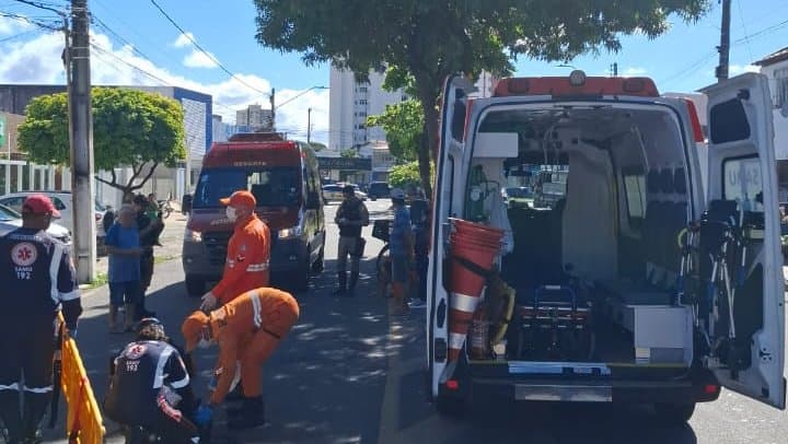 Viatura do Corpo de Bombeiros atendendo acidente de trânsito em via urbana de Aracaju
