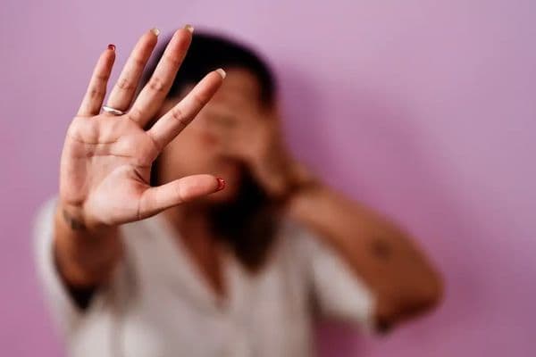 Criança de mãos dadas com adulto, representando proteção e amparo a órfãos do feminicídio
