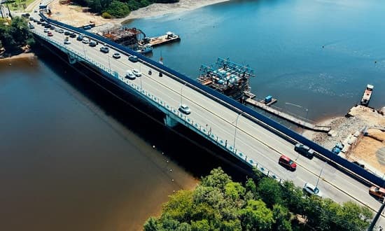 Obras de duplicação da Ponte Godofredo Diniz em Aracaju, com equipamentos e estrutura em construção sobre o rio