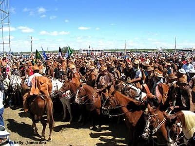 Vaqueiros a cavalo em procissão na Missa do Vaqueiro de Serrita, Pernambuco