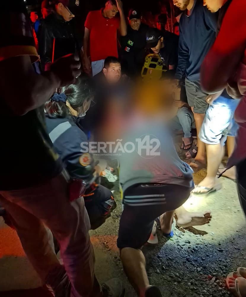 Equipes de emergência atendendo acidente de moto na zona rural de Água Branca, Alagoas