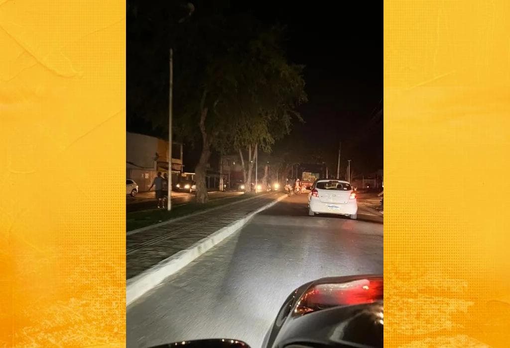 Rua sem iluminação pública em bairro de Santo Antônio de Jesus durante queda de energia