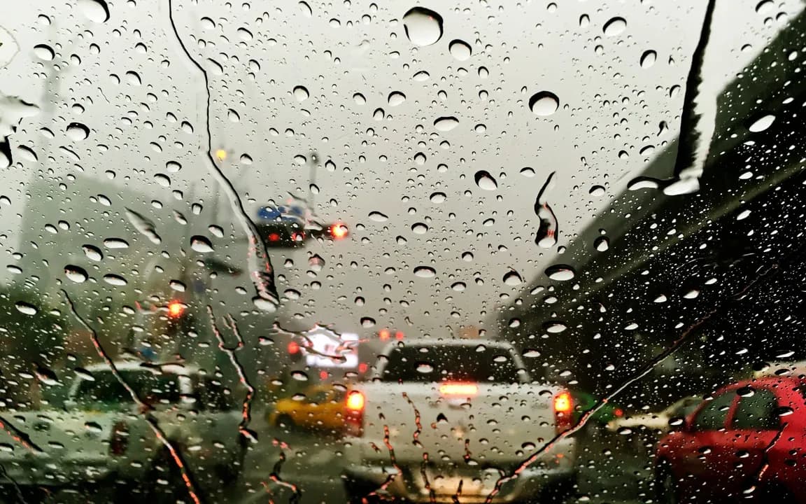 Chuva intensa sobre cidade do litoral sul da Bahia com ruas alagadas