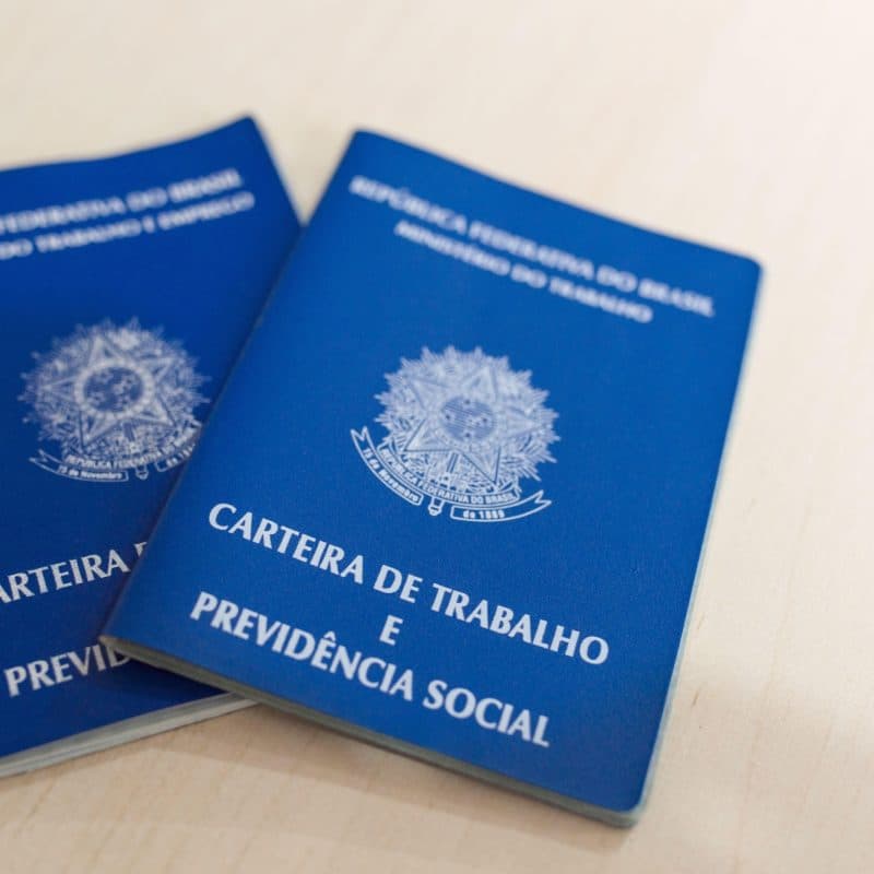 Trabalhadores em fila de atendimento em agência do Sine para buscar vagas de emprego