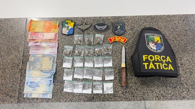 Policiais militares do 3º BPM de Sergipe durante abordagem com material de drogas apreendido
