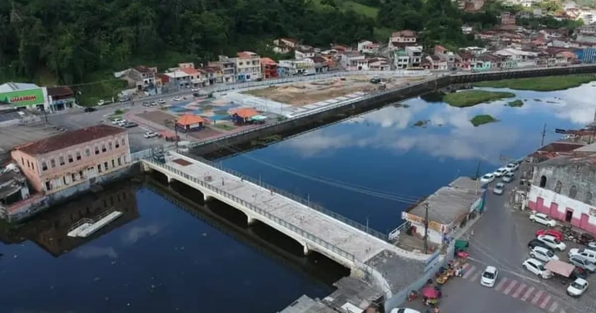Rio Jaguaripe em Nazaré das Farinhas, com pontes ao fundo