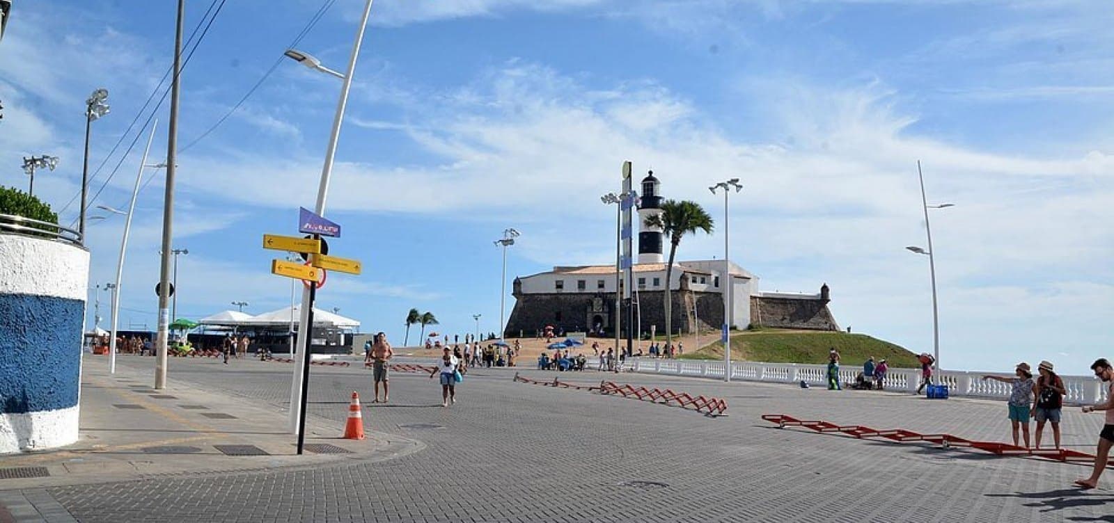 Praia de Salvador com aviso de imprópria para banho