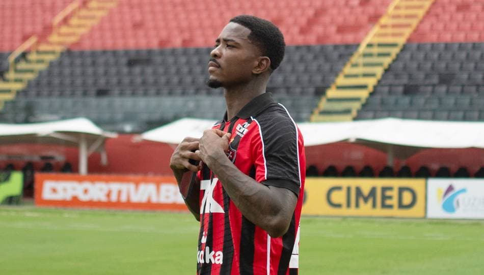 Zagueiro Cacá com a camisa do Esporte Clube Vitória em campo