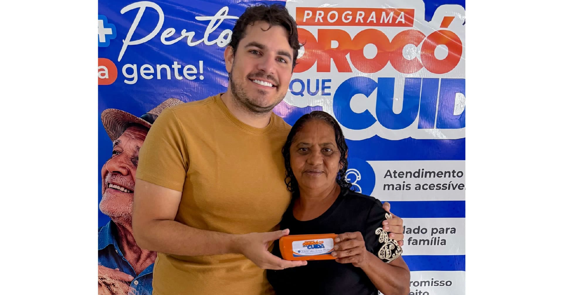 Moradores de Orocó recebendo óculos gratuitos pelo programa Orocó que Cuida