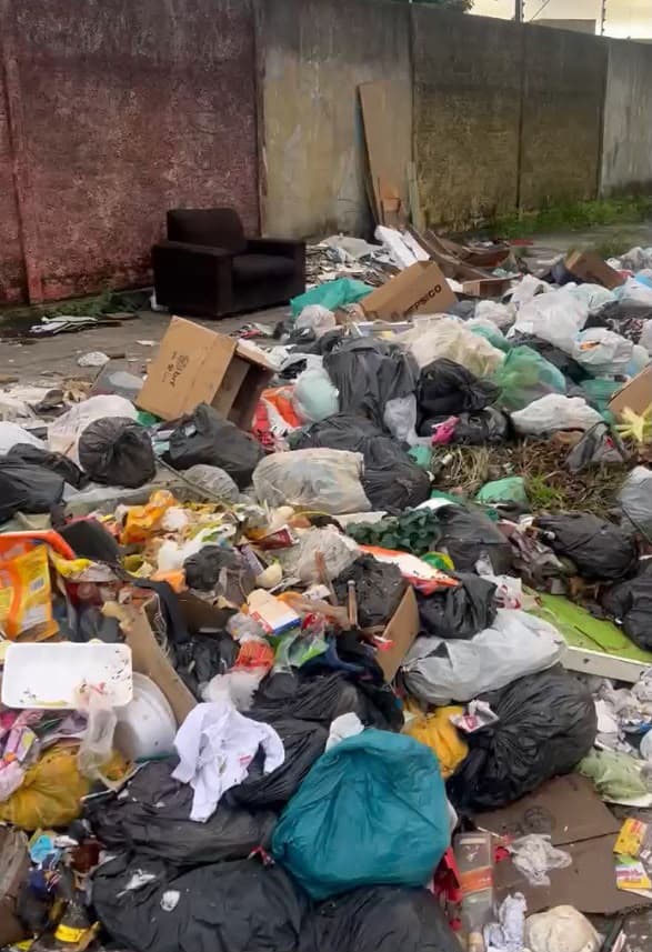 Acúmulo de lixo nas ruas de Maceió durante crise na coleta de resíduos em 2026