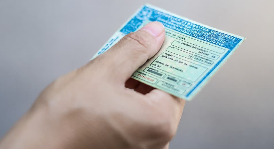 Candidato entregando amostra para exame toxicológico em laboratório credenciado