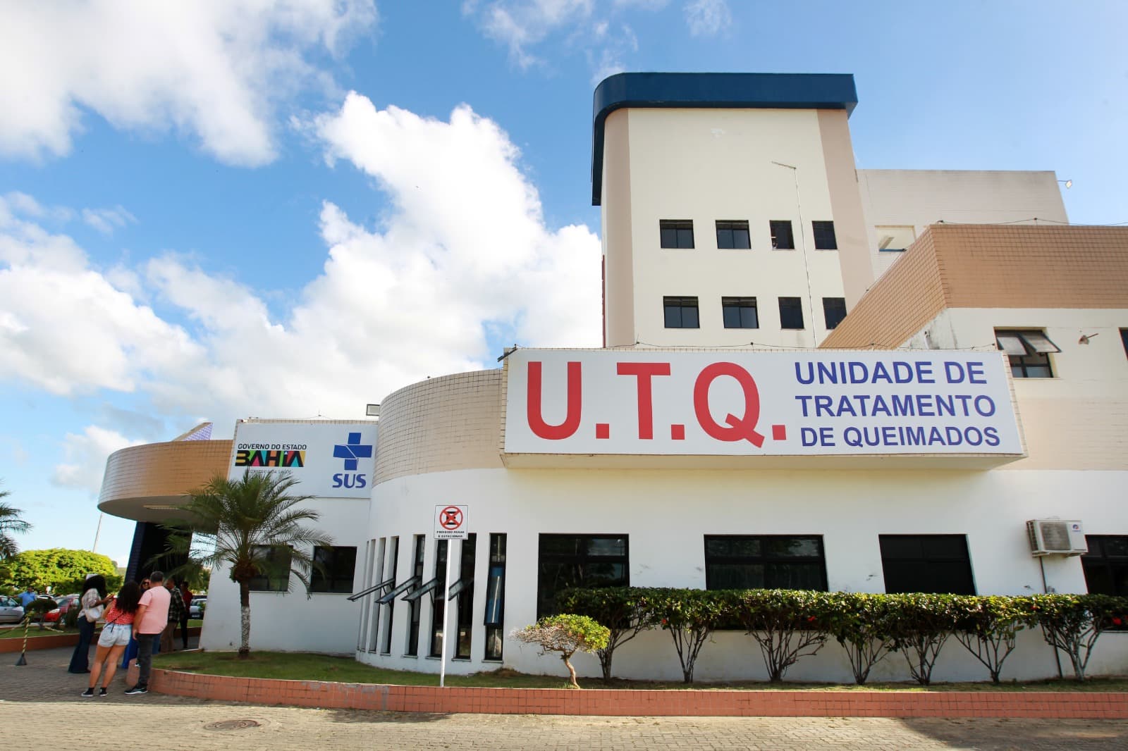 Fachada do Hospital Regional de Santo Antônio de Jesus (HRSAJ), referência no atendimento a queimados na Bahia