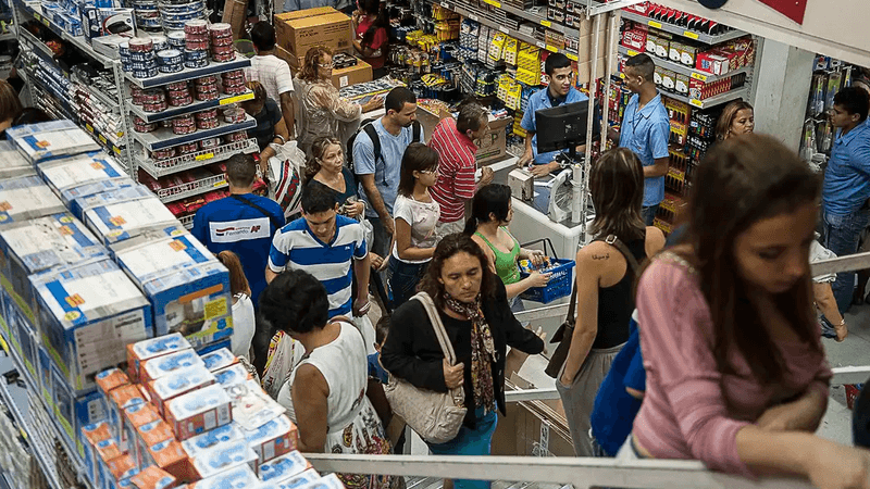 Ruas do centro comercial de Maceió vazias em dia de feriado com jogo do Brasil