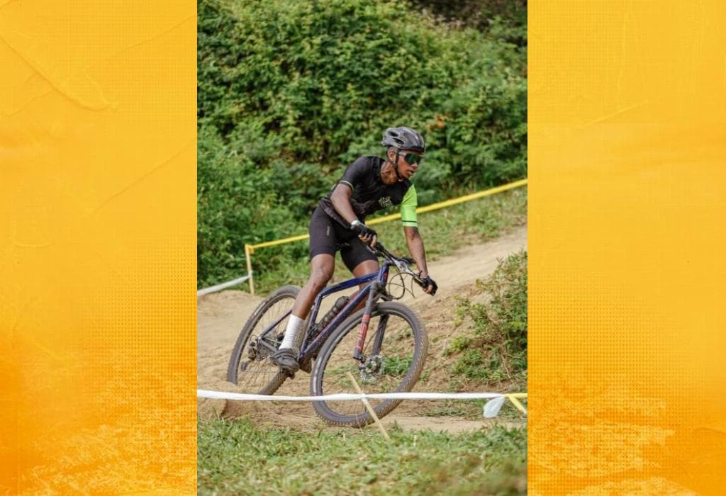 Ciclistas em prova de Cross Country Olímpico (XCO) em trilha com obstáculos naturais