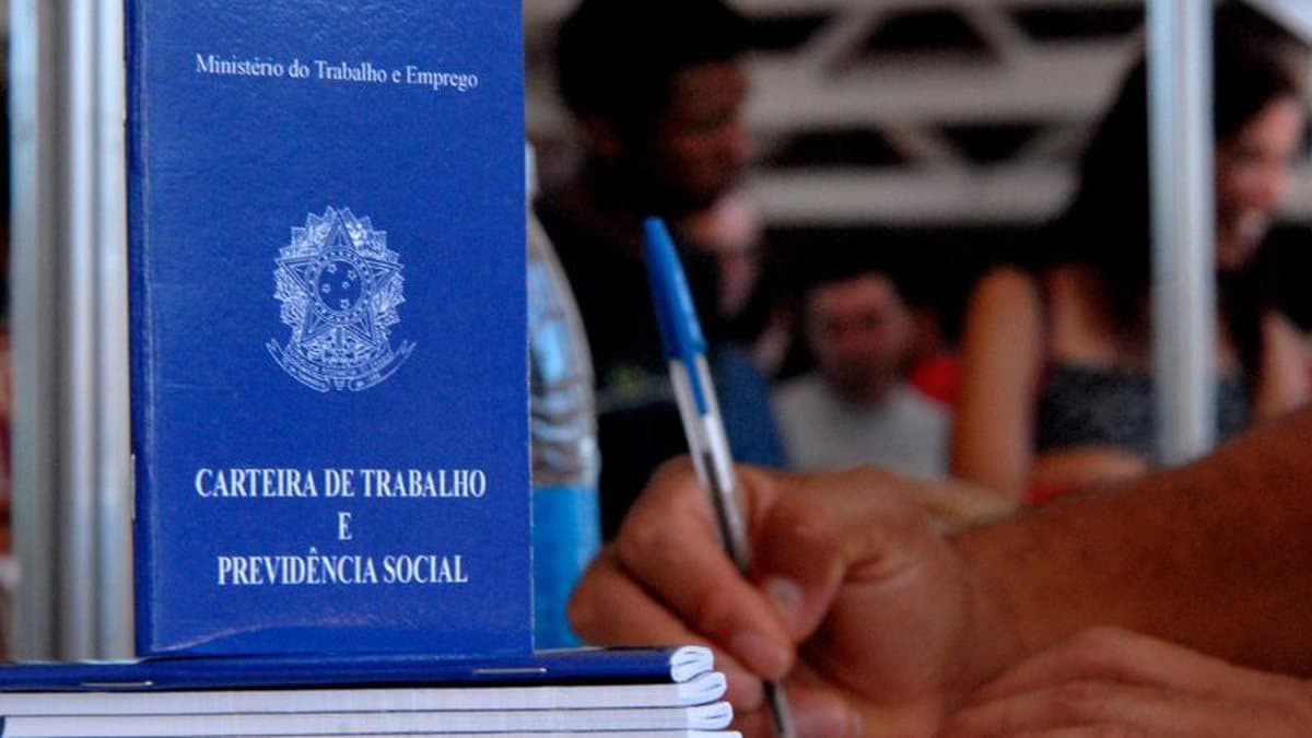 Trabalhadores em fila de emprego na Bahia, com destaque para dados do mercado de trabalho baiano em 2025