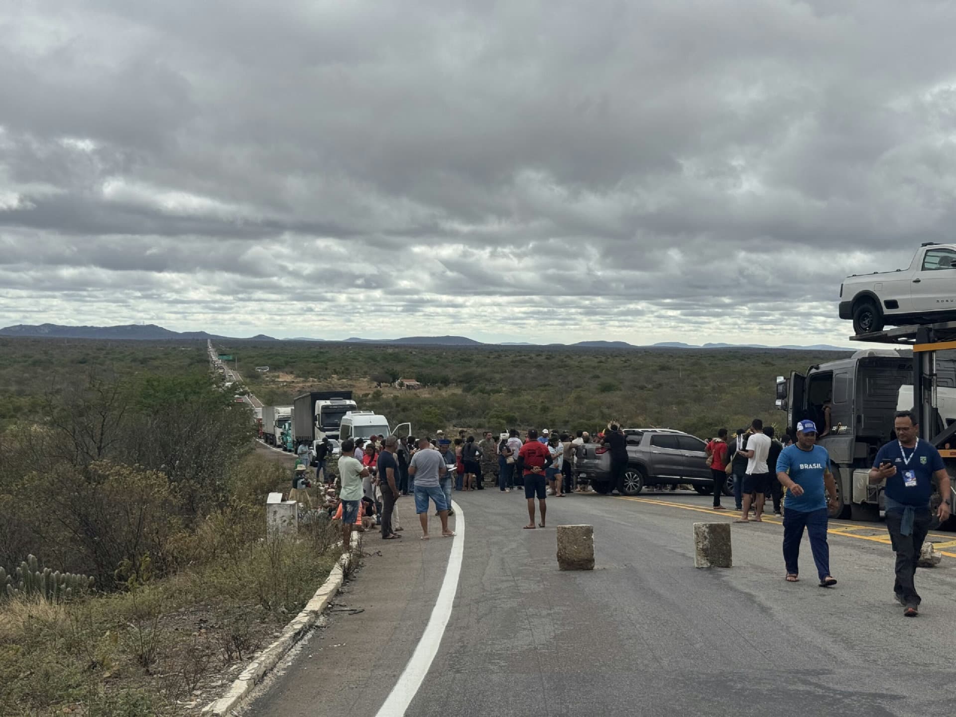 Indígenas bloqueiam o Trevo do Ibó na BR-116 em Belém do São Francisco durante protesto por moradia