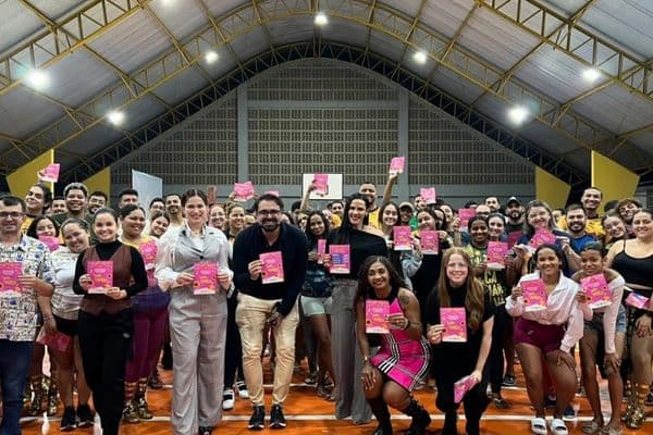 Equipe de conscientização contra violência de gênero em festa junina no Nordeste