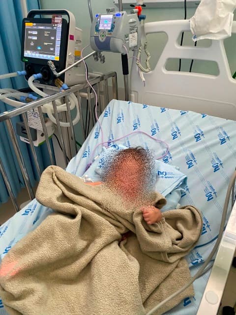 Bebê internada em hospital aguardando transferência para procedimento especializado