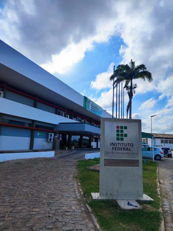 Fachada do Campus Petrolina do IFSertãoPE, com estrutura educacional ao fundo