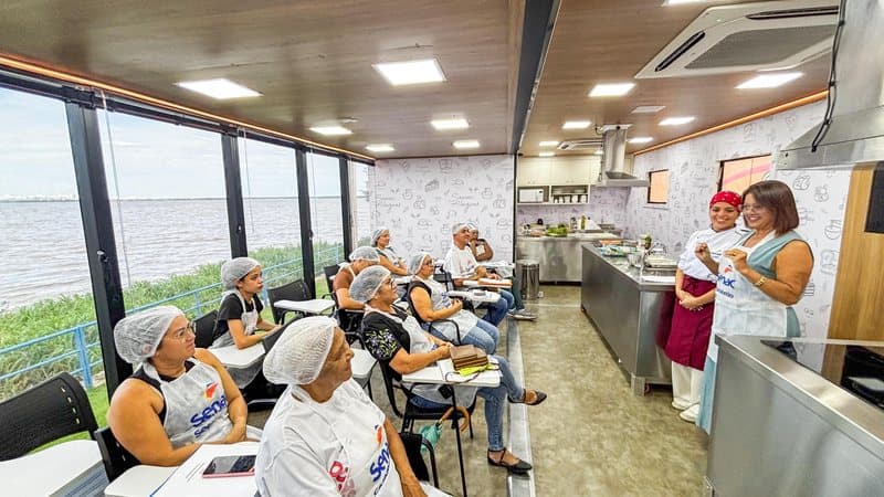 Carreta-Escola do Senac com cozinha industrial equipada para cursos gratuitos do Programa Escola do Turismo de Alagoas