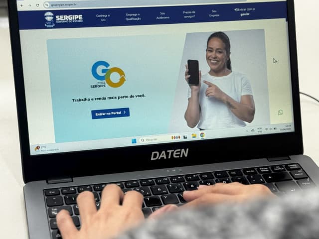 Pessoa usando celular para acessar plataforma de emprego GO Sergipe