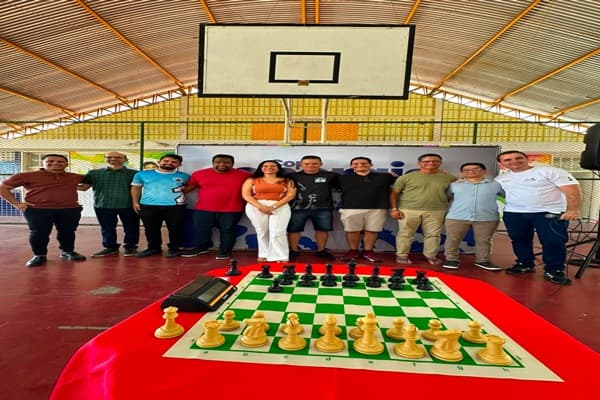 Tabuleiros de xadrez dispostos em salão durante torneio esportivo