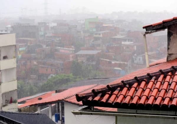 Céu escuro com nuvens carregadas sobre municípios do Recôncavo Baiano durante alerta de chuvas do Inema e Inmet