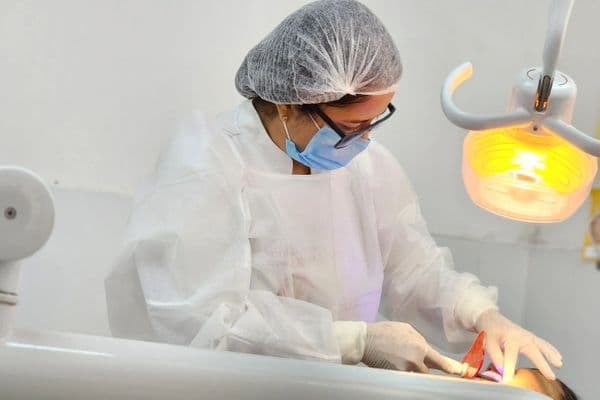 Profissionais de saúde da família em atendimento em unidade básica de saúde municipal